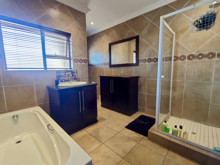 5 Bedroom Property for Sale in Birdwood Estate North West